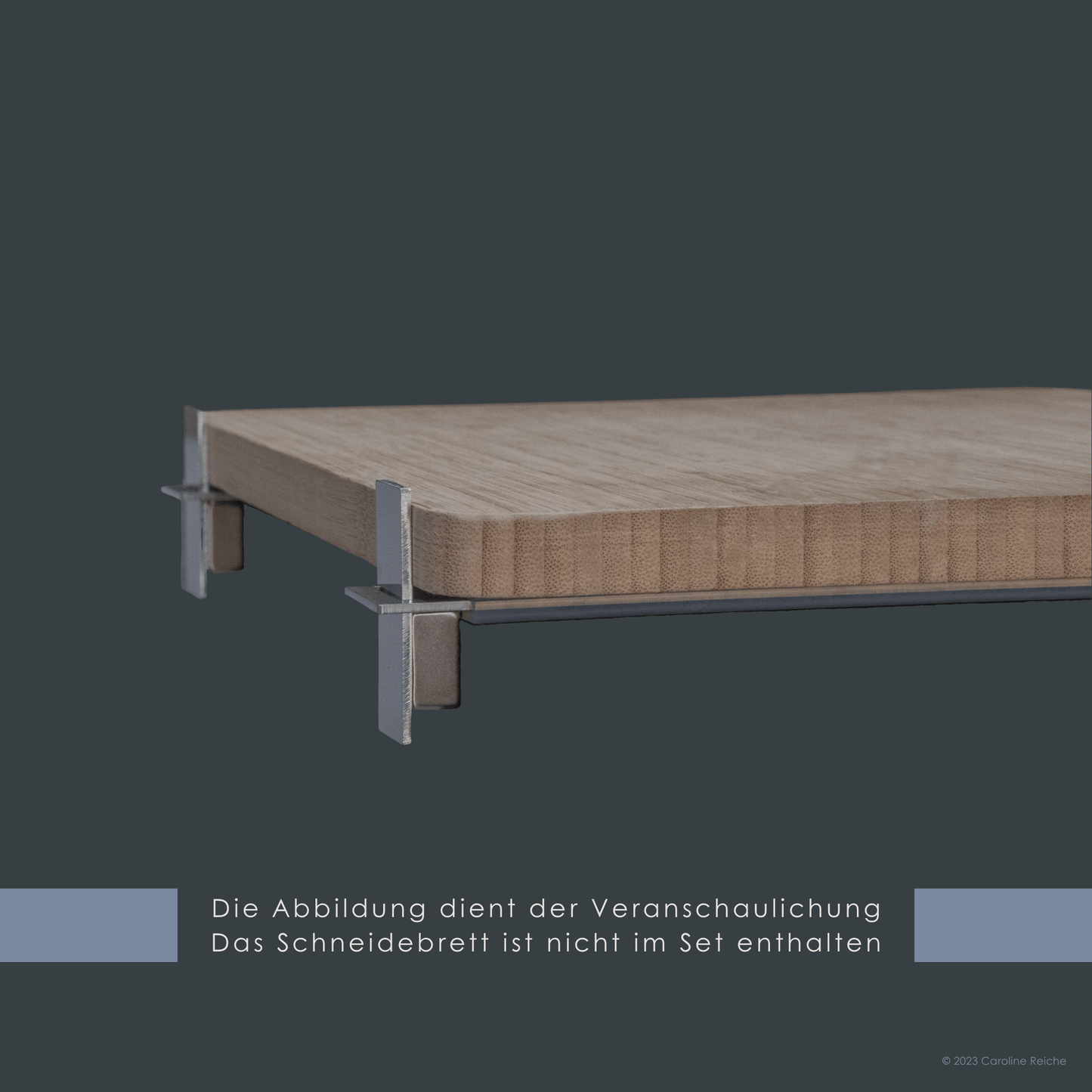 Produktbild der universellen, rutschfesten Schneidebrettunterlage von SchnittKnecht® mit einem Schneidebrett in Seitenansicht. Hinweis: Die Abbildung dient der Veranschaulichung, das Schneidebrett ist nicht im Set enthalten.