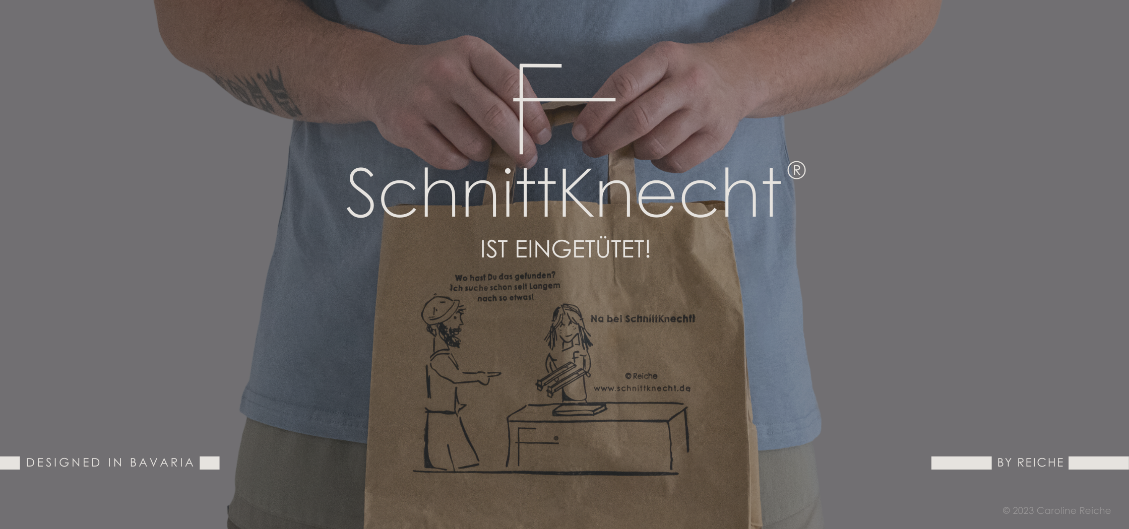 Papiertüte mit Karikatur-Stempeldruck von Caroline Reiche: In einer Küchenszene steht eine Frau mit einem Schneidebrett und der rutschfesten Schneidebrettunterlage von SchnittKnecht®. Ein Mann zeigt auf die Antirutsch-Küchenunterlage und fragt: ‚Wo hast du das gefunden? Ich suche schon seit Langem nach so etwas!‘ Die Frau antwortet: ‚Na bei SchnittKnecht!‘ Bildaufschrift: SchnittKnecht® ist eingetütet!