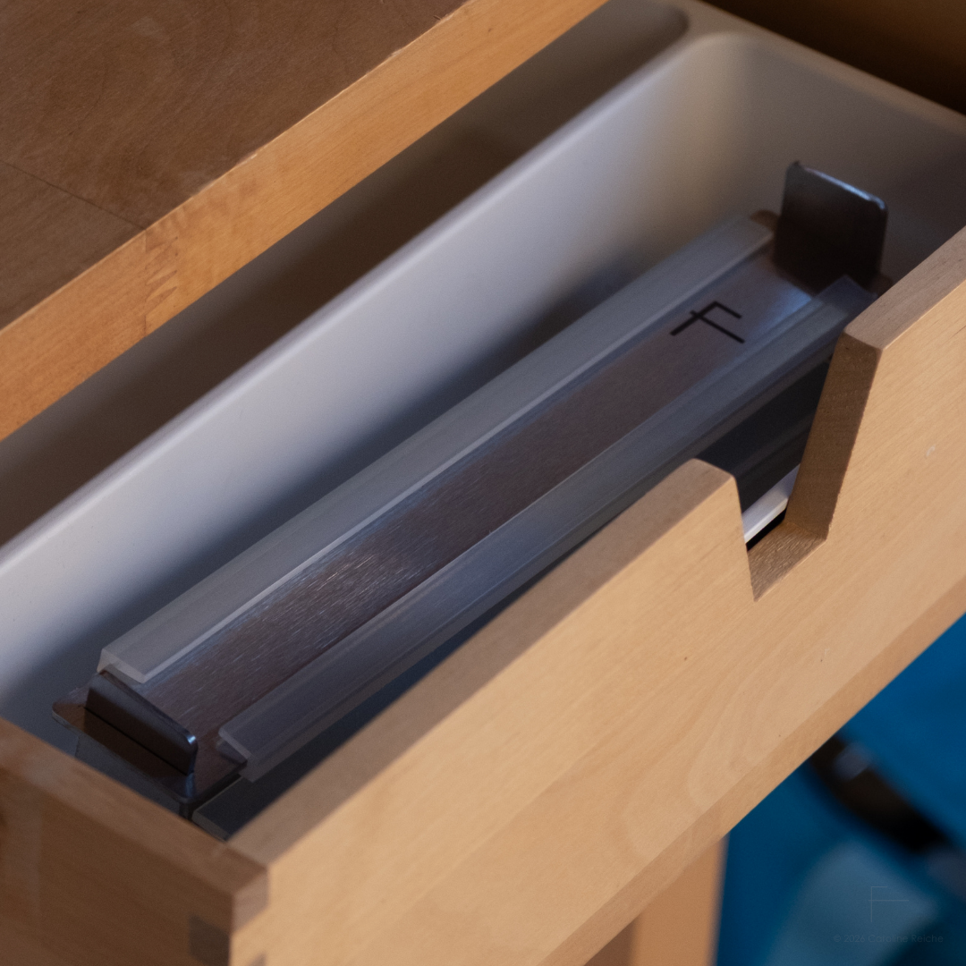 SchnittKnecht® Schneidebrettunterlage platzsparend in einer Küchenschublade verstaut – kompaktes Schneidplatz-System für mehr Ordnung im Küchenalltag.