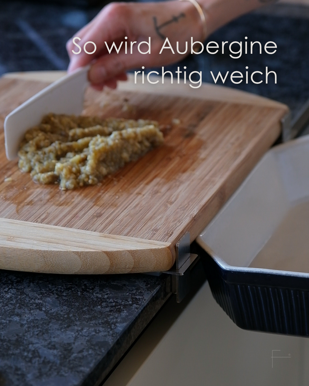 Gegrillte Aubergine wird fein gehackt und direkt vom Schneidebrett in einen Behälter geschoben