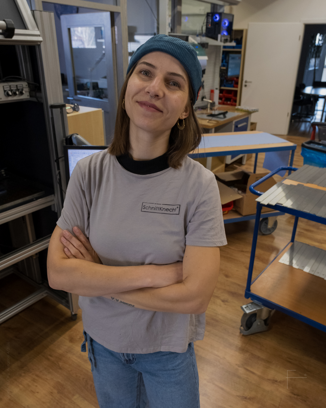 Caroline Reiche, Gründerin und Entwicklerin von SchnittKnecht®, in der Fertigung des modularen Schneidplatz-Systems.