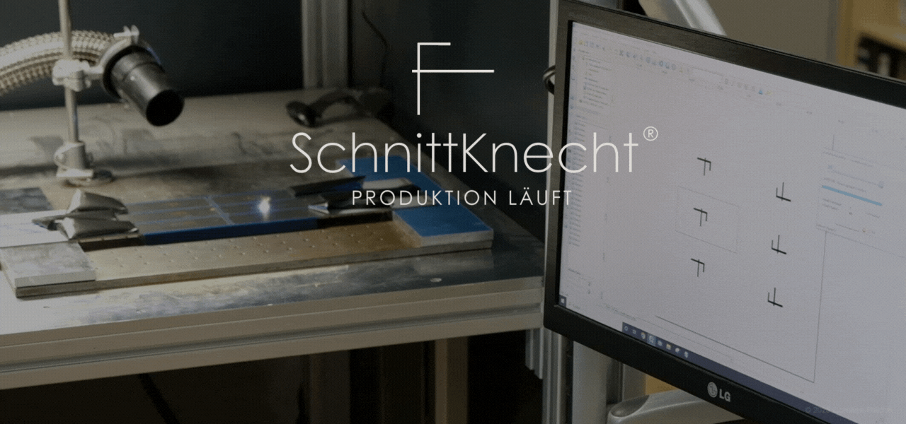 Produktionsschritt der rutschfesten Schneidebrettunterlage SchnittKnecht®, bei dem die Edelstahlleisten mit dem SchnittKnecht®-Logo lasergraviert werden.