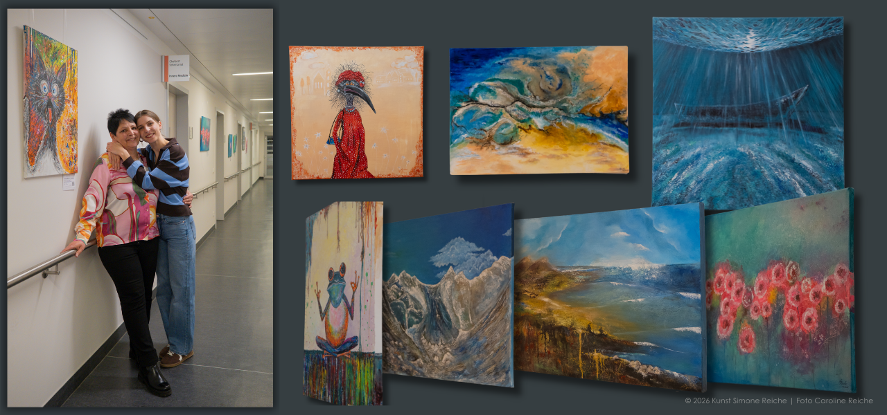 Künstlerin Simone Reiche mit ihrer Tochter und SchnittKnecht®-Gründerin Caroline Reiche in der Kunstausstellung im St. Anna Krankenhaus, umgeben von Gemälden mit Naturmotiven, abstrakter Kunst und Tierporträts.