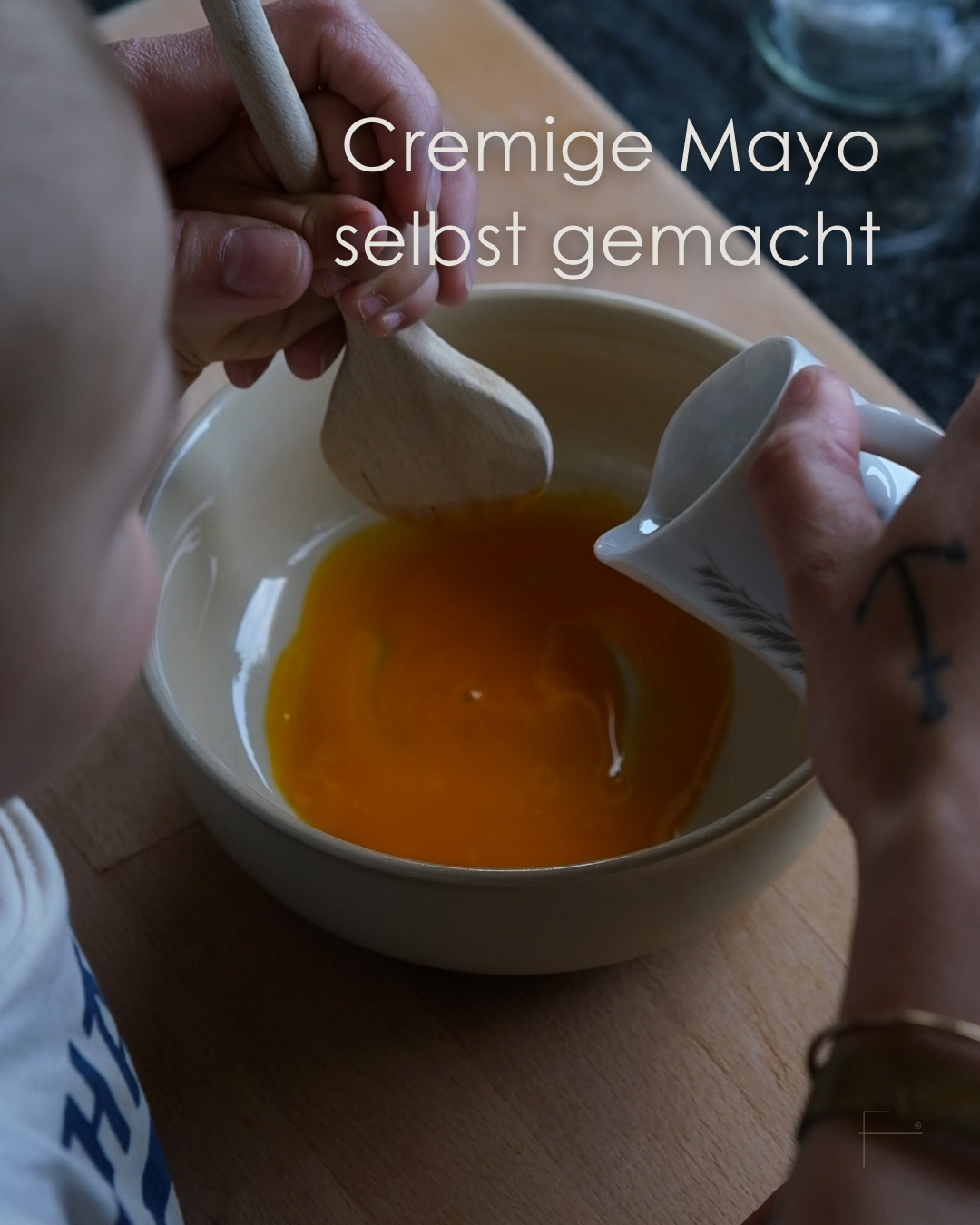 Selbstgemachte Mayonnaise wird mit einem Holzlöffel langsam angerührt