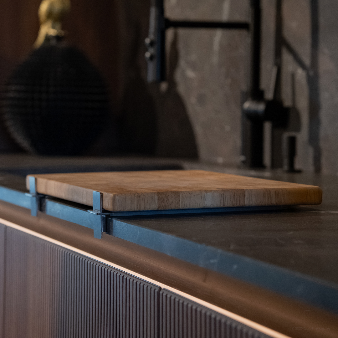 SchnittKnecht® Schneidebrettunterlage aus Edelstahl in hochwertiger Küche mit Schneidebrett – minimalistisches Design für stabile und hygienische Schneidplätze.