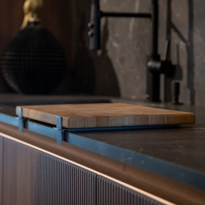 SchnittKnecht® Schneidebrettunterlage aus Edelstahl in hochwertiger Küche mit Schneidebrett – minimalistisches Design für stabile und hygienische Schneidplätze.