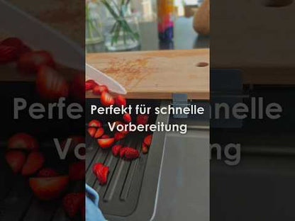 SchnittKnecht® Schneidebrett-Unterlage im Einsatz: Obst und Lebensmittel werden schnell und sauber geschnitten und direkt in eine Schüssel oder Box geschoben – ideal für Mealprep und Familienküche.
