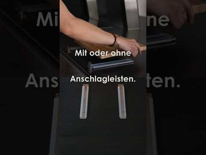 Video zeigt die modulare SchnittKnecht® Schneidebrett-Unterlage mit und ohne Anschlagleisten. Es wird demonstriert, wie sich die Anschlagleisten einfach abnehmen lassen und das System flexibel an unterschiedliche Schneidebretter und Arbeitsweisen anpasst.