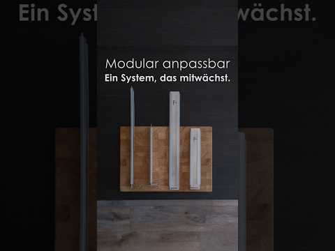 Video zeigt den werkzeuglosen Umbau des modularen SchnittKnecht Schneidplatzsystems vom kompakten Profi Bundle für XXL-Schneidebretter zur Standard-Variante für klassische Schneidebretter. Anschließend werden die flexibel positionierbaren Anschlagleisten und die aufschiebbaren Ergonomie-Module zur stufenweisen Erhöhung der Arbeitshöhe gezeigt.