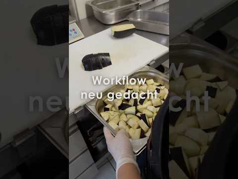 SchnittKnecht® Schneidebrett-Unterlage im Einsatz mit GN-Behälter: Lebensmittel werden direkt vom Schneidebrett in den Behälter geschoben – effizienter Workflow für Gastronomie und Küche.