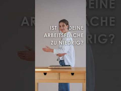 Video zur Ermittlung der idealen Arbeitshöhe in der Küche – Gründerin Caroline Reiche von SchnittKnecht® zeigt, wie wenige Millimeter die Ergonomie, Haltung und Belastung beim Schneiden mit dem Schneidebrett beeinflussen