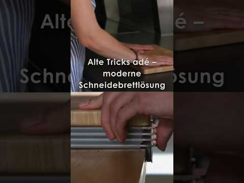Rutschendes Schneidebrett wird mit der SchnittKnecht® Unterlage stabil fixiert – sauberes, sicheres und ergonomisches Arbeiten in Küche und Gastronomie.