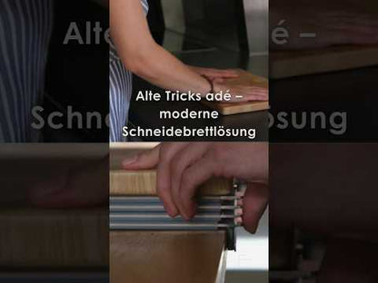 Rutschendes Schneidebrett wird mit der SchnittKnecht® Unterlage stabil fixiert – sauberes, sicheres und ergonomisches Arbeiten in Küche und Gastronomie.