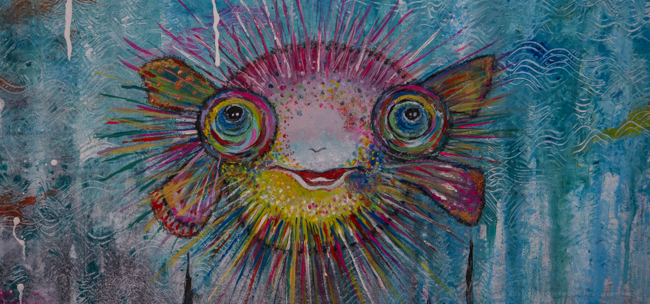Detailaufnahme eines handgemalten Acrylgemäldes von Künstlerin Simone Reiche. Zu sehen ist ein freundlich gestalteter Igelfisch mit großen Augen, der neugierig aus dem Bild blickt. Das farbenfrohe Unterwasser-Motiv regt die Fantasie an und zaubert ein Lächeln ins Gesicht.