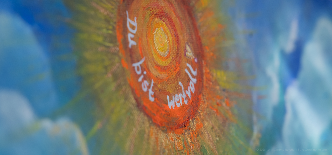 Detailaufnahme des handgemalten Acrylgemäldes „Du bist wertvoll“ von Künstlerin Simone Reiche. Zu sehen sind eine leuchtende Sonne mit dem Schriftzug „Du bist wertvoll“. Das Werk entstand als individuelles Auftragsgemälde zur Geburt eines Kindes.
