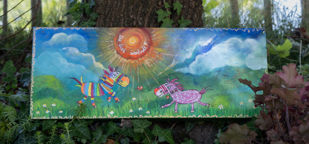 Farbenfrohes Acrylgemälde „Du bist wertvoll“ von Simone Reiche in natürlicher Umgebung als individuelles Auftragswerk zur Geburt.