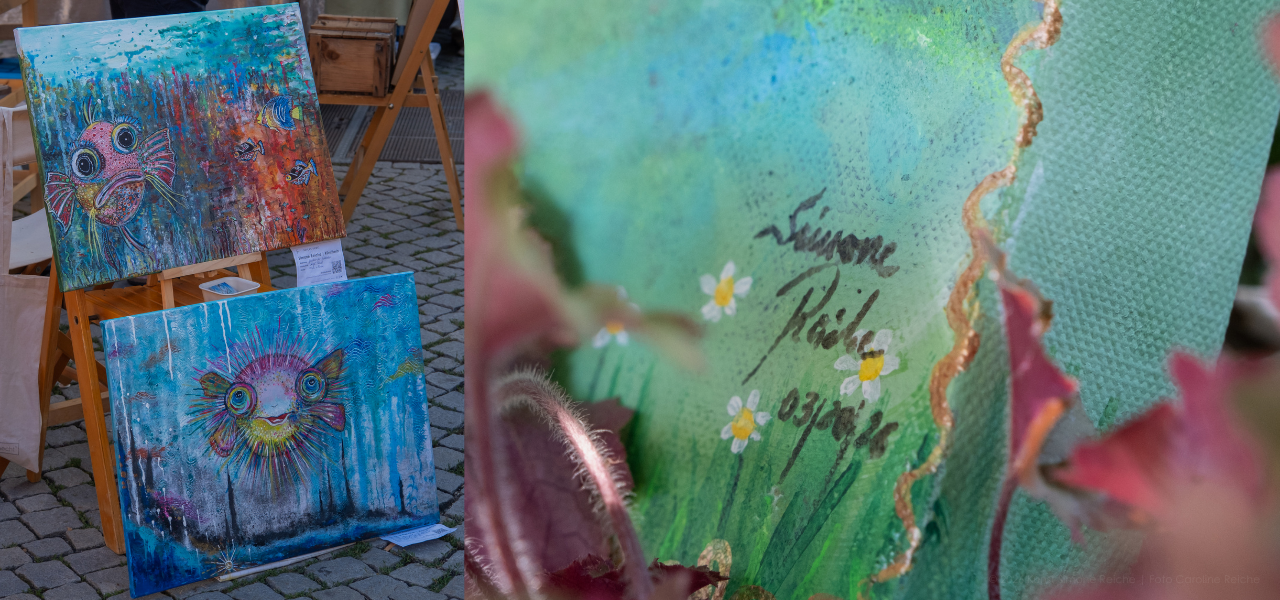 Marktstand von Reiche Kunst mit farbenfrohen Unterwasser-Gemälden und humorvollen Fischmotiven von Künstlerin Simone Reiche. Zusätzlich ist eine Detailaufnahme ihrer handgemalten Signatur auf einem Acrylgemälde zu sehen.