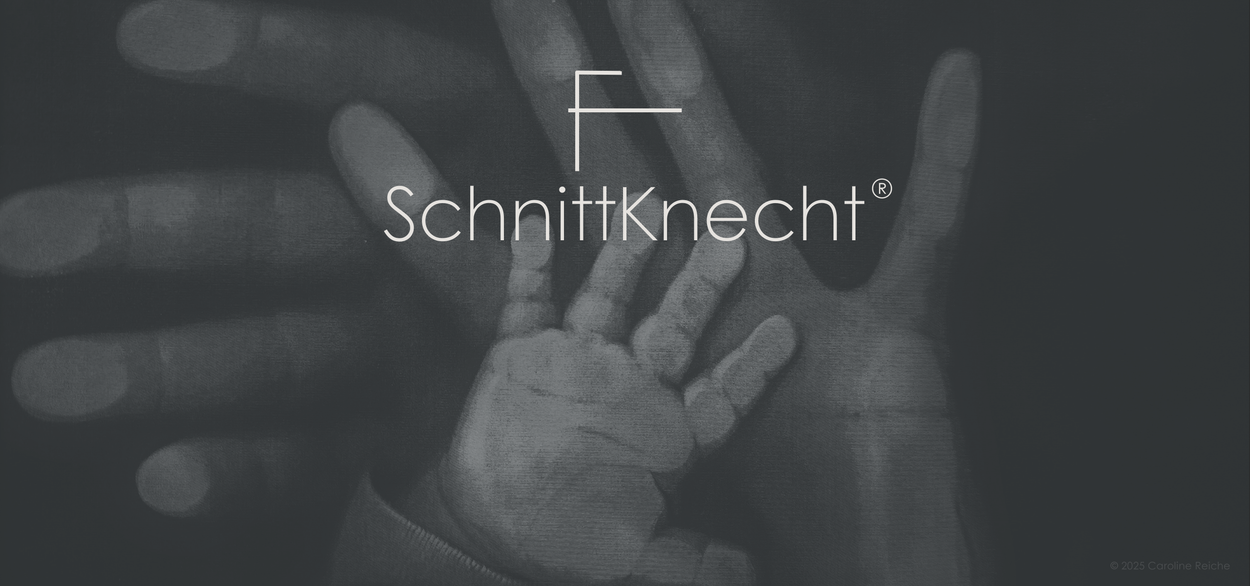SchnittKnecht® Logo vor Hintergrundbild mit übereinandergelegten Händen als Symbol für ‚Einer für alle, alle für einen‘. SchnittKnecht® – eine Marke und Familie, die für Zusammenhalt und Qualität steht.