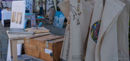 Schnittknecht® Cotton Bags im Vordergrund, selbst bemalte Stofftaschen als DIY-Idee, dahinter Schneidebrettunterlagen für mehr Halt, Hygiene und Schutz