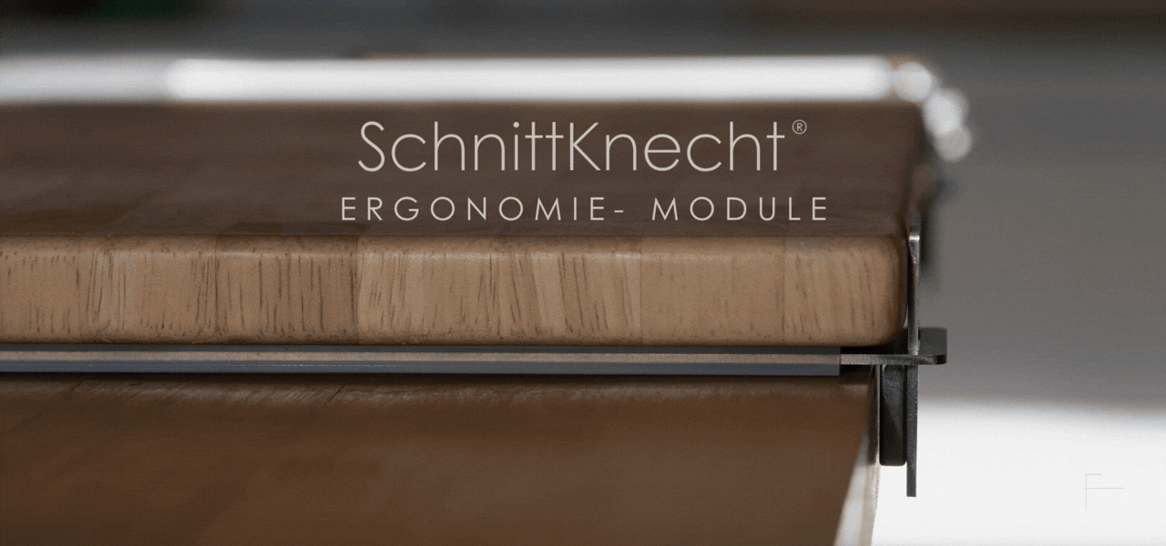 Animation der SchnittKnecht® Ergonomie-Module zur stufenweisen Höhenverstellung einer Schneidebrettunterlage mit Schneidebrett für ergonomisches Arbeiten.