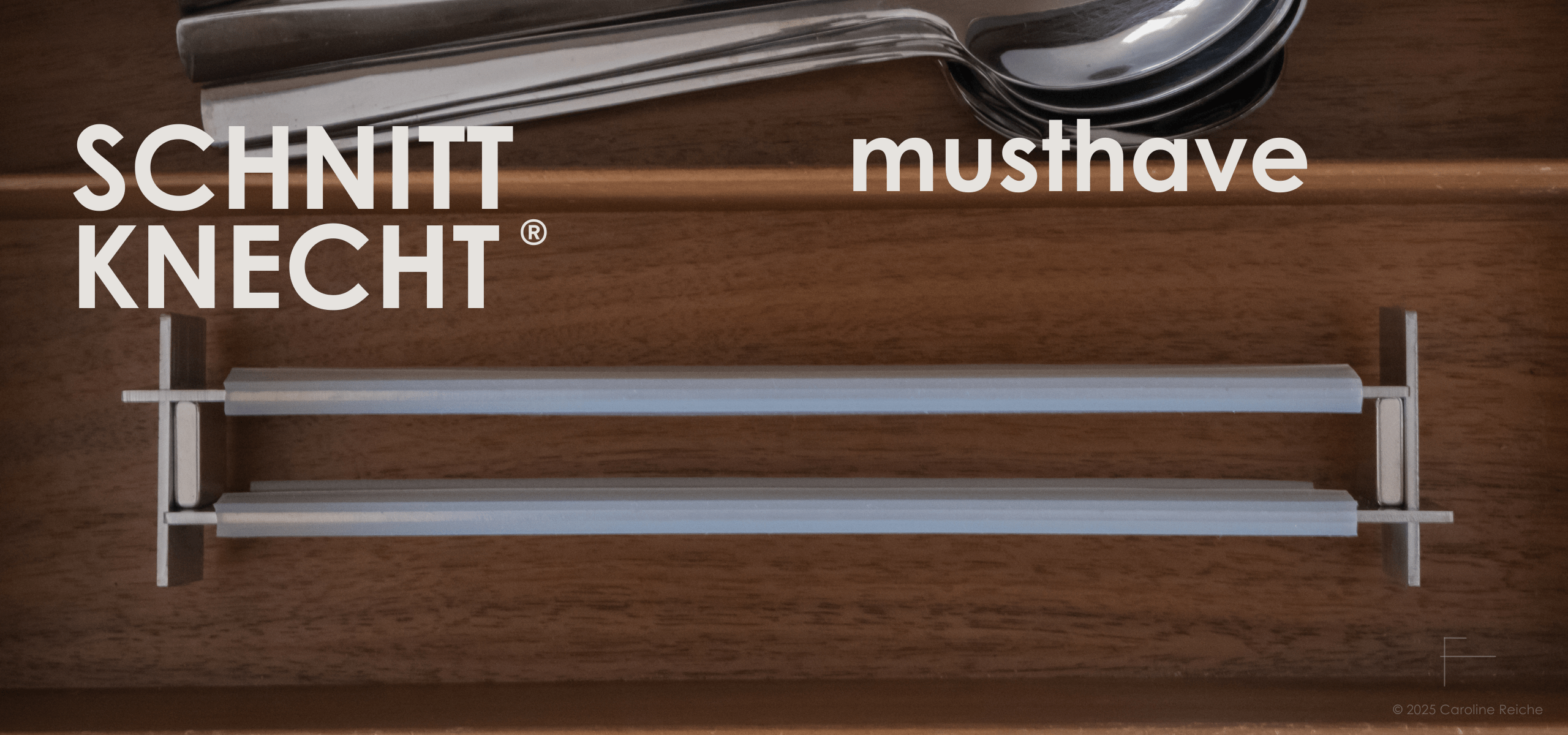 Bild zeigt das Küchenmust-have SchnittKnecht® – die rutschfeste Schneidebrett-Unterlage – sauber verstaut in einer Küchenschublade neben Löffeln. Darstellung verdeutlicht das einfache Verstauen der praktischen und hygienischen Unterlage für Schneidebretter.