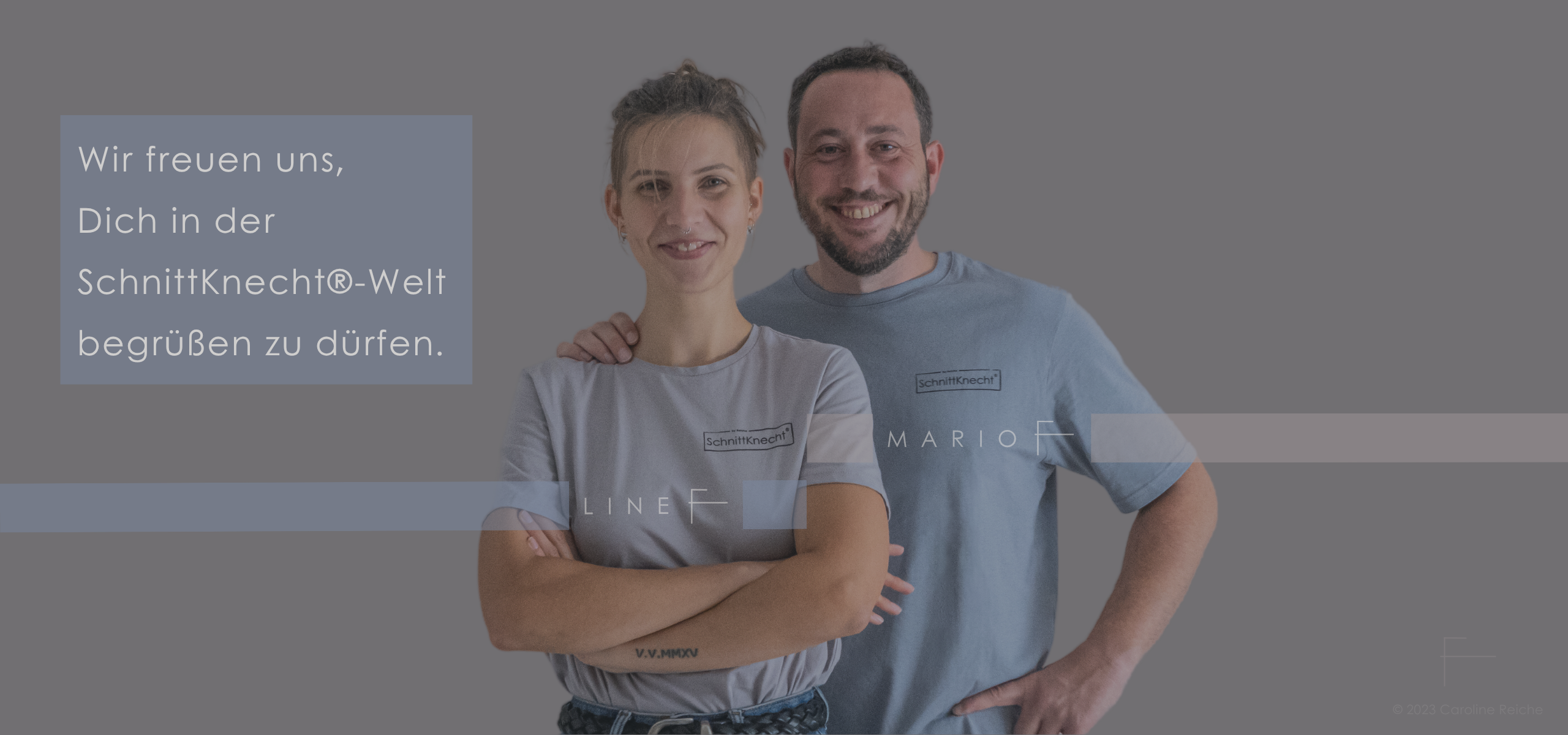 Gründerin und Geschäftsführerin Caroline Reiche mit Partner Mario Schäffer schauen in die Kamera, Mario legt seine Hand auf Carolines Schulter – Schriftzug „Wir freuen uns, Dich in der SchnittKnecht®-Welt begrüßen dürfen.“