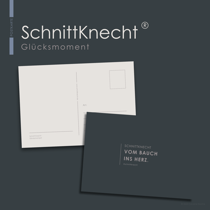 Auf dem Bild ist eine Postkarte von SchnittKnecht® zu sehen. Die Vorderseite zeigt die Aufschrift ‚SchnittKnecht – Vom Bauch ins Herz. #schnittknecht‘. Die Rückseite zeigt Platz für eigenen Text, den Briefmarkenbereich sowie das Adressfeld.