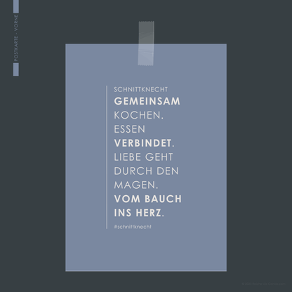 Auf dem Bild ist eine Postkarte von SchnittKnecht® zu sehen. Die Vorderseite zeigt die Aufschrift ‚SchnittKnecht – Gemeinsam kochen. Essen verbindet. Liebe geht durch den Magen. Vom Bauch ins Herz. #schnittknecht‘.