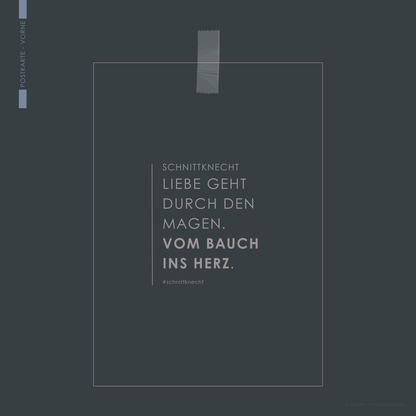 Auf dem Bild ist eine Postkarte von SchnittKnecht® zu sehen. Die Vorderseite zeigt die Aufschrift ‚SchnittKnecht – Liebe geht durch den Magen. Vom Bauch ins Herz. #schnittknecht‘.