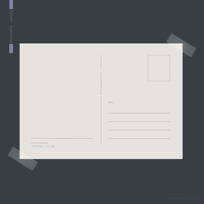 Auf dem Bild ist eine Postkarte von SchnittKnecht® zu sehen. Die Rückseite zeigt Platz für eigenen Text, den Briefmarkenbereich sowie das Adressfeld.