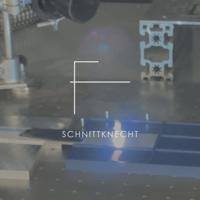 Produktionsvideo zeigt das Lasern des SchnittKnecht® Logos auf die Auflageleisten der nachhaltigen, rutschfesten Schneidebrettunterlage aus hochwertigem Edelstahl.
