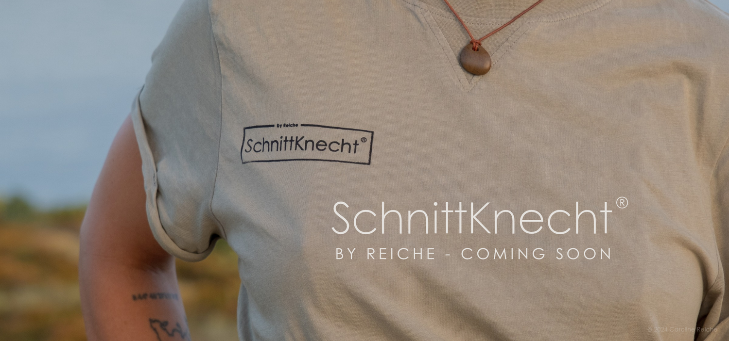 Detailansicht eines T-Shirts mit dem SchnittKnecht®-Logo und der Bildaufschrift SchnittKnecht® by Reiche - coming soon.