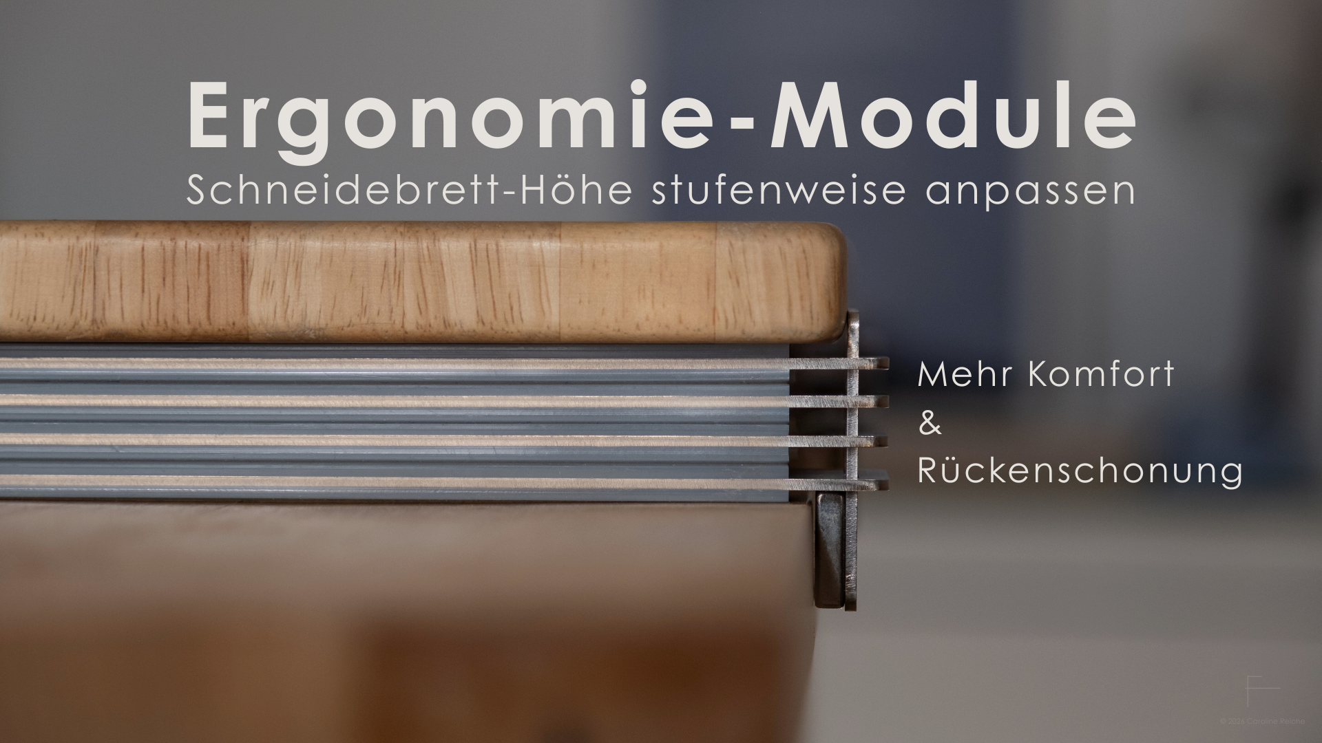 Video laden: Detailaufnahme der SchnittKnecht® Schneidebrettunterlage mit modularen Ergonomie-Modulen. Das Video zeigt stufenweise, wie die Module aufgeschoben werden, um die Arbeitshöhe millimeterweise zu erhöhen. Zuerst wird die Ausgangshöhe mit Unterlage und Schneidebrett gezeigt, dann Schritt für Schritt 1, 2 und 3 Module aufgeschoben. Zum Schluss wird das Schneidebrett wieder aufgelegt – ergonomisch, stabil und rutschfest. Ideal für große Personen, längere Arbeitstage und komfortables, rückenschonendes Schneiden.
