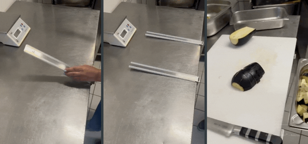 GIF zeigt SchnittKnecht® Schneidebrettunterlage auf Edelstahl-Arbeitsplatte, optional magnetisch fixiert. Schneidebrett wird rutschfest platziert, GN-Behälter angebracht und geschnittenes Gemüse direkt hineingeführt – effizient, hygienisch und professionell für Gastronomie, Metzgereien und Profi-Küchen.