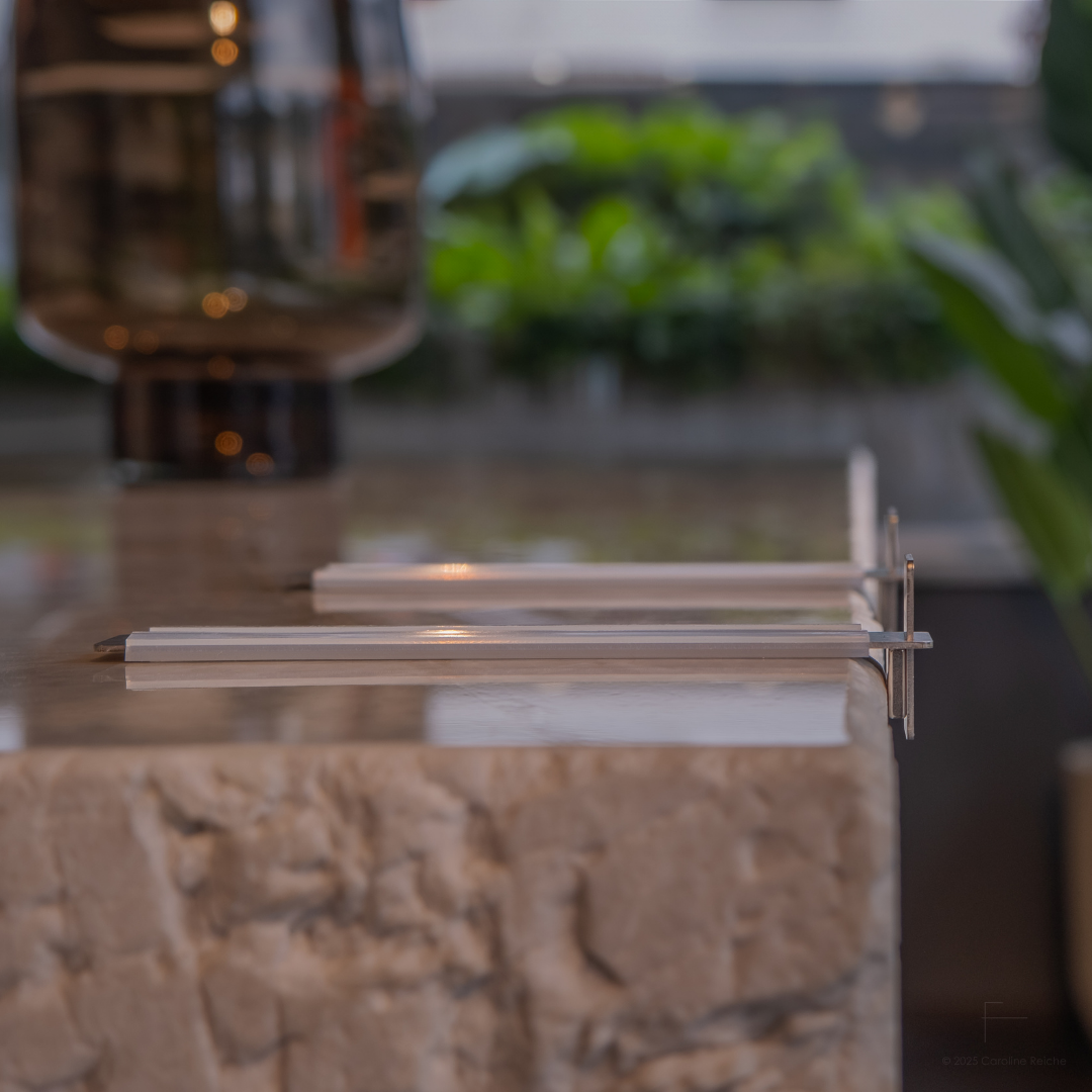 SchnittKnecht® Schneidebrettunterlage aus Edelstahl auf moderner Küchenarbeitsplatte ohne Schneidebrett – minimalistisches Design für stabile und hygienische Schneidplätze.