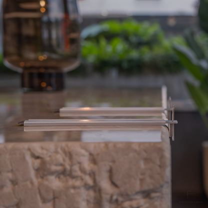 SchnittKnecht® Schneidebrettunterlage aus Edelstahl auf moderner Küchenarbeitsplatte ohne Schneidebrett – minimalistisches Design für stabile und hygienische Schneidplätze.