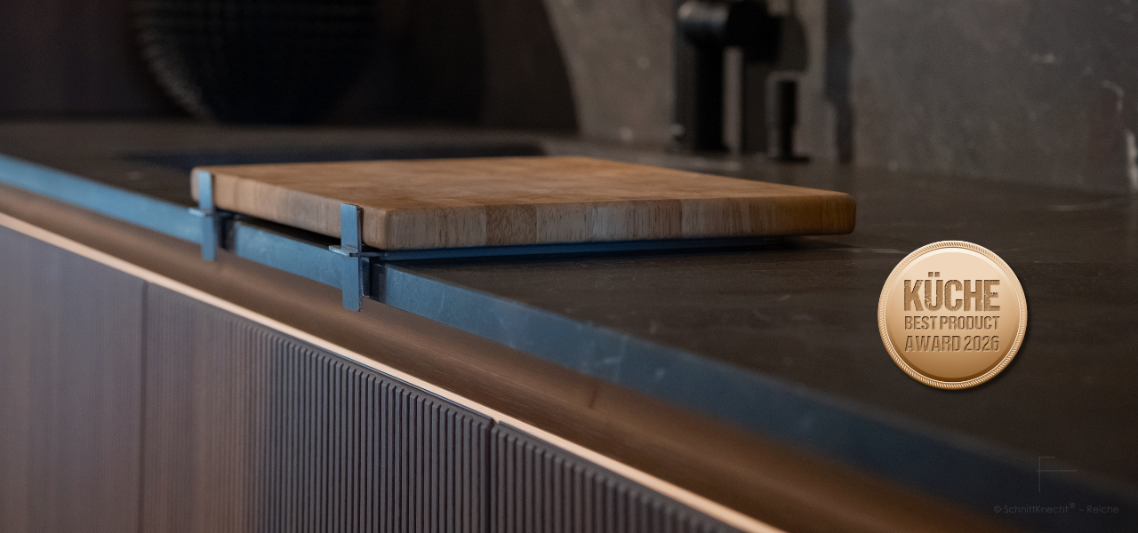 SchnittKnecht® Schneidebrett-Unterlage – rutschfestes modulares System für sichere Schneidplätze in der Küche, ausgezeichnet mit dem KÜCHE BEST PRODUCT AWARD FOOD & TECHNIK 2026 Bronze in der Kategorie Küchenausstattung.