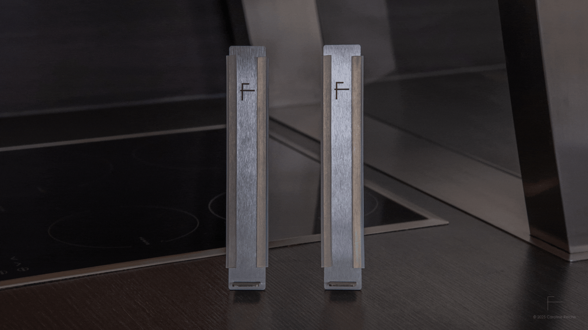 Die multifunktionale SchnittKnecht® Unterlage wurde als innovativer Küchenhelfer für Schneidebretter entwickelt und lässt sich im Handumdrehen zur Tablet-Halterung im Hochformat umfunktionieren – ideal für flexibles Arbeiten in der Küche.