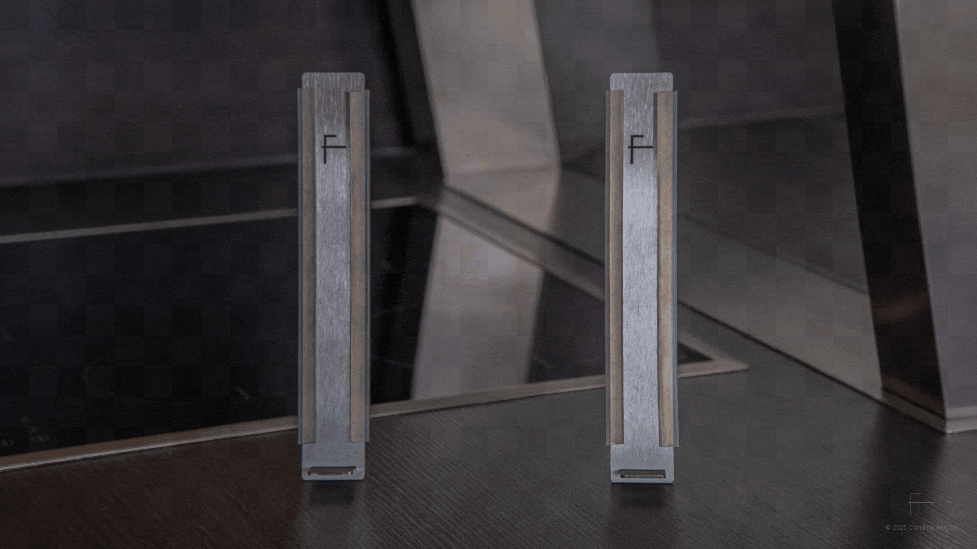 Die multifunktionale SchnittKnecht® Unterlage wurde als innovativer Küchenhelfer für Schneidebretter entwickelt und lässt sich im Handumdrehen zur Tablet-Halterung im Querformat umfunktionieren – ideal für flexibles Arbeiten in der Küche.