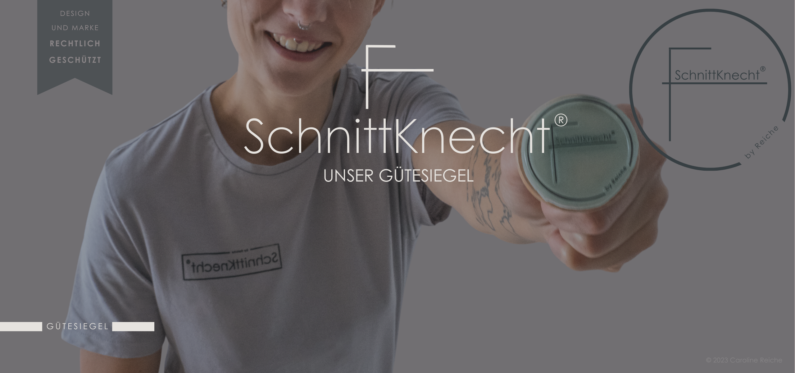 Stempeldruck-Gütesiegel mit SchnittKnecht® Logo und dem Vermerk ‚by Reiche‘. Die universelle Schneidebrettunterlage SchnittKnecht® ist marken- und designrechtlich geschützt.