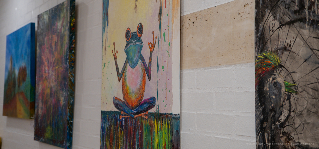 Blick in die Ausstellung „Reiche Kunst“ während der Vernissage von Simone Reiche am 25.02.2026 im St. Anna Krankenhaus mit mehreren präsentierten Gemälden.